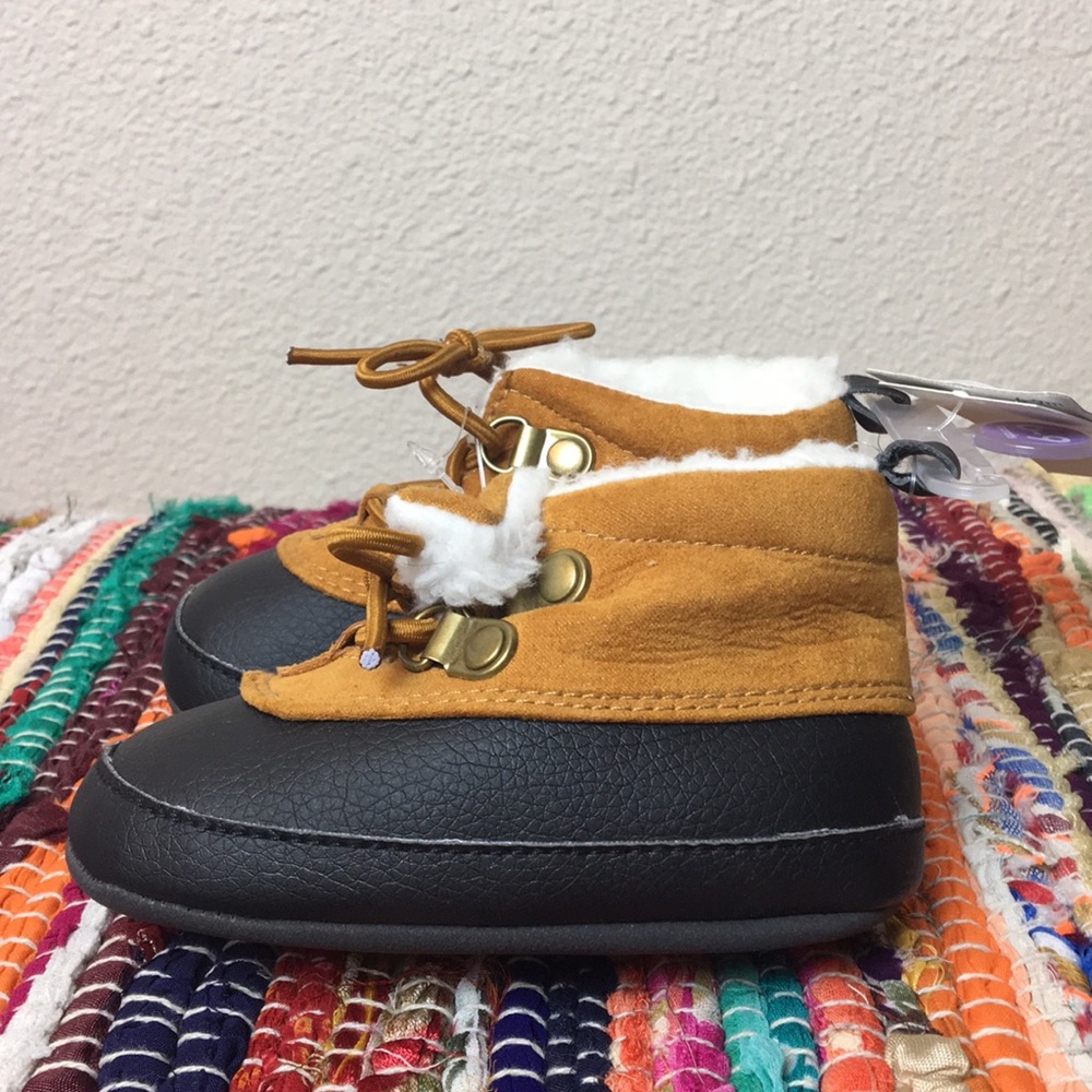 CARTER’S HIKING BOOT NWT SIZE 6-9M - Picture 3 of 7